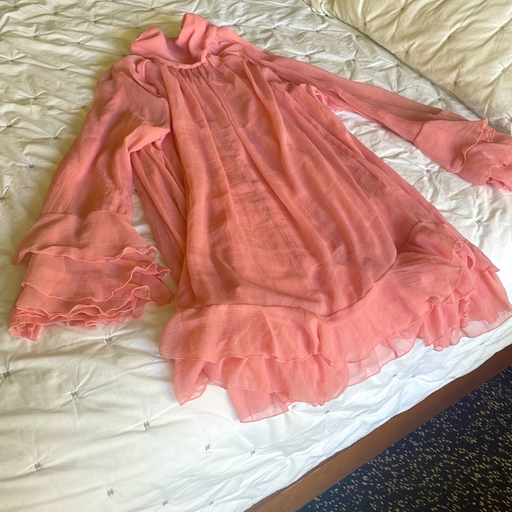 Beautiful spring dress that looks fabulous on for any occasion.